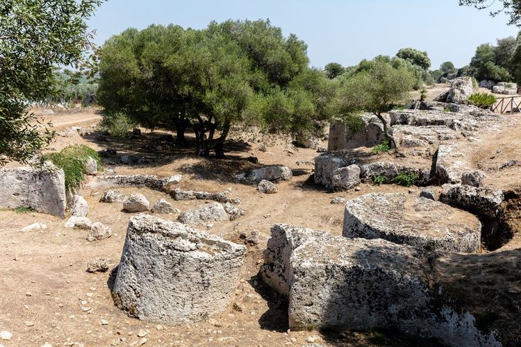 L'ancinne carrière de Cave di Cusa ou Rocche di Cusa, et ses vestiges au sol