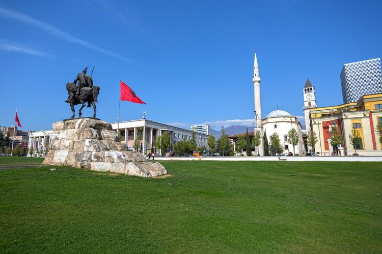 La statue équestre de Skanderbeg, la mosquée Ethem Bey et la Tour de l'Horloge