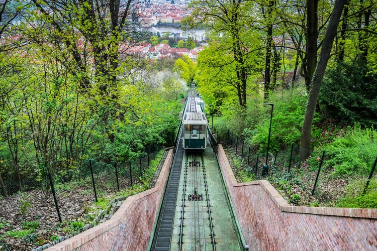 Le funiculaire de Pétrin, qui monte, qui monte