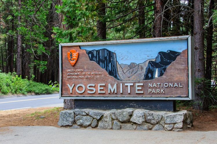 Señal a la entrada del Parque Nacional de Yosemite
