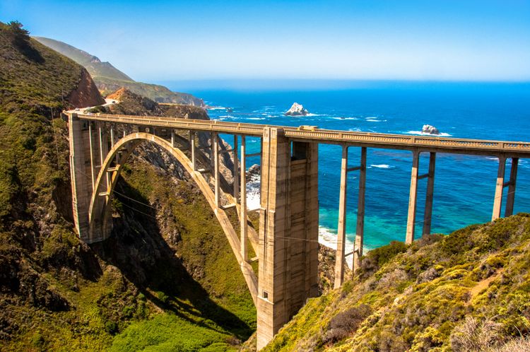 El puente Bixby en la costa de California