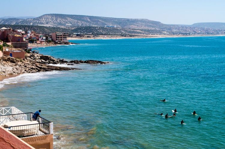 Des surfeurs à Taghazout
