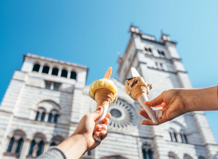 Manger des glaces italiennes devant la cathédrale de Gênes.