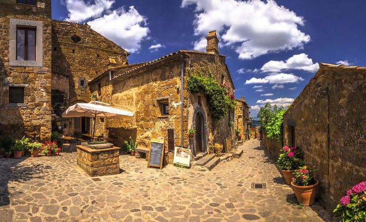 Au coeur de Civita di Bagnoregio, une placette abrite un petit restaurant authentique et sa terrasse