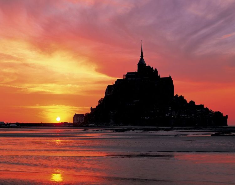 Coucher de soleil au Mont Saint Michel, Normandie, France