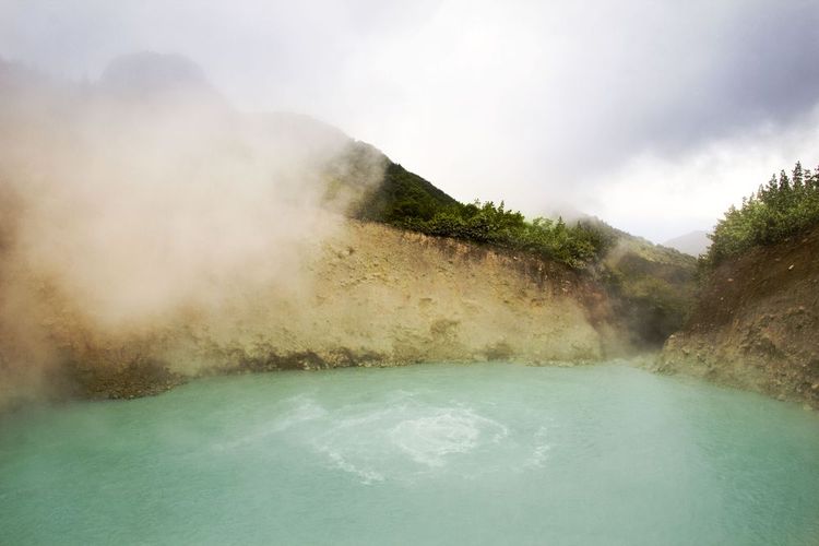 Le lac en ébullition est une merveille naturelle en Dominique, dans les Caraïbes
