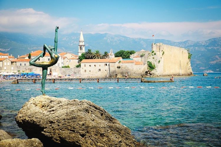 La légende de la petite sirène de Budva : une danse éternelle face à l'Adriatique
