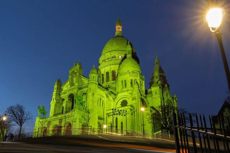 La basilique du sacré-cœur en vert pour la Saint Patrick, Paris, France 