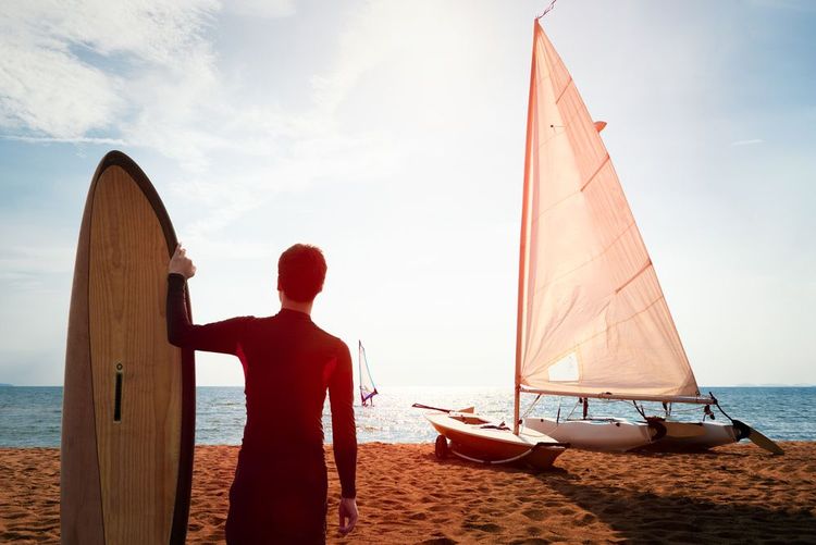 Surfeur sur la Golden Beach