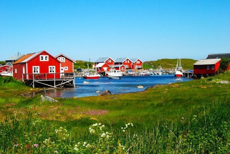 Les maisons rouges typiques sur pilotis de l'archipel