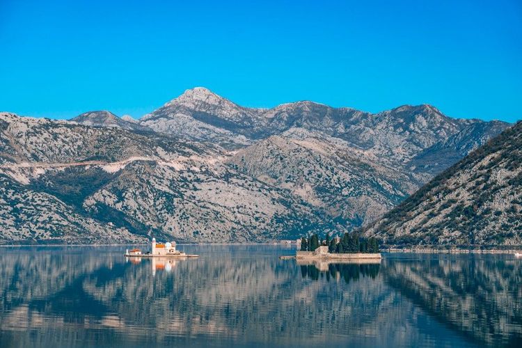 Une petite chapelle au beau milieu de la vierge nature