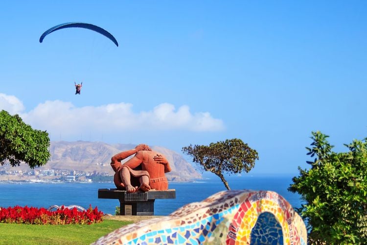 La statue "El Beso” au Parc de l'Amour à Lima