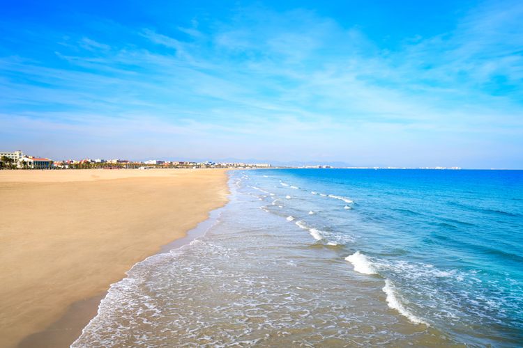 Godetevi la bellissima spiaggia di Malvarrosa a Valencia