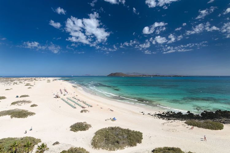 Dunes de Corralejo avec eau turquoise à Fuerteventura, Espagne