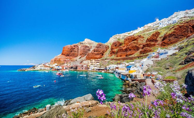 Le vieux port d'Ammoudi sous le célèbre village d'Ia à Santorin, en Grèce.