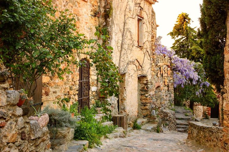 Eine verwinkelte Gasse in Castelnou mit Steinhäusern