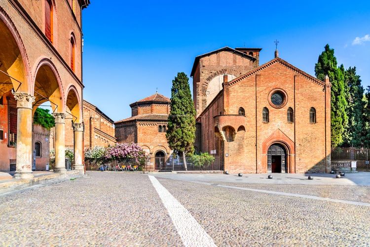 Explorez les mystères de la Basilique Santo Stefano à Bologne