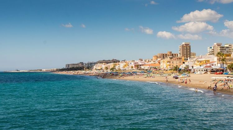 La vue sur la plage dans une station balnéaire de Torremolinos.