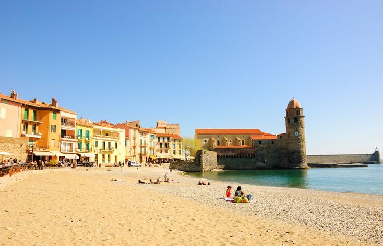 Playa de Collioure con buen tiempo