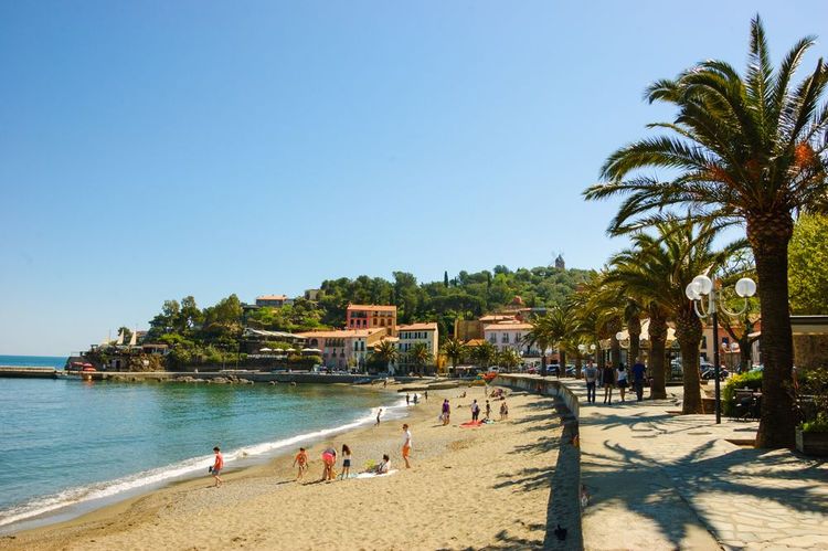 Familien und Touristen, die sich am Strand von Collioure sonnen