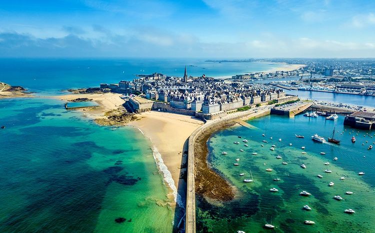 Vista aérea de la hermosa ciudad fortificada de Saint-Malo