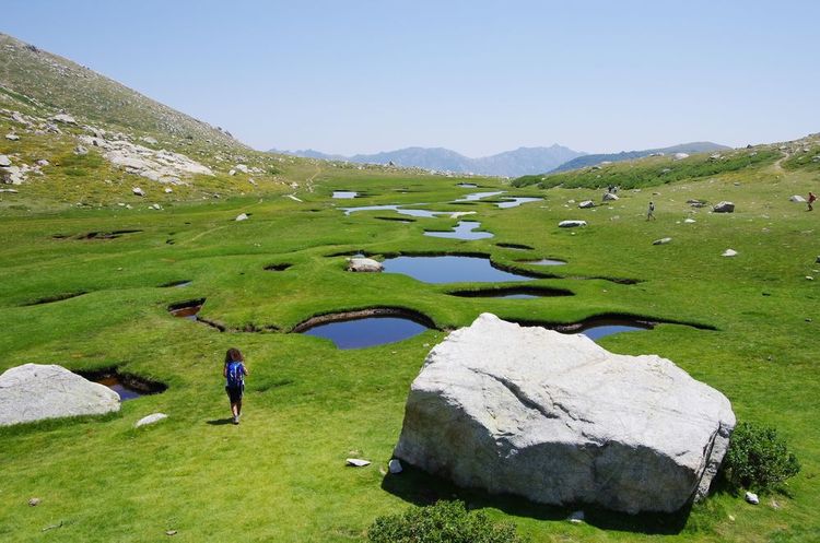 Randonnée sur le plateau humide I Pozzi, semé de grandes flaques d'eau, sur le tracé du GR20