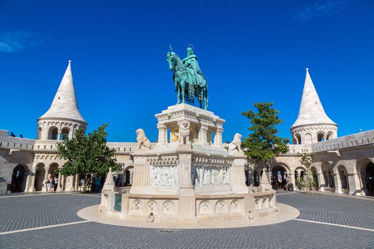 Statua a cavallo di Stefano I, primo re d'Ungheria, davanti al Bastione dei Pescatori a Budapest, in Ungheria, in una bella giornata estiva
