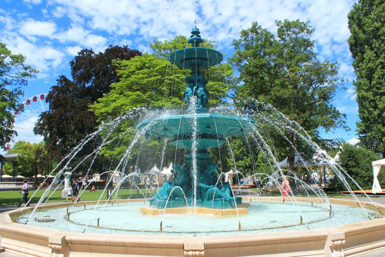 La fontaine monumentale des “Quatre Saisons” est la seconde attraction du jardin anglais de Genève, Suisse.