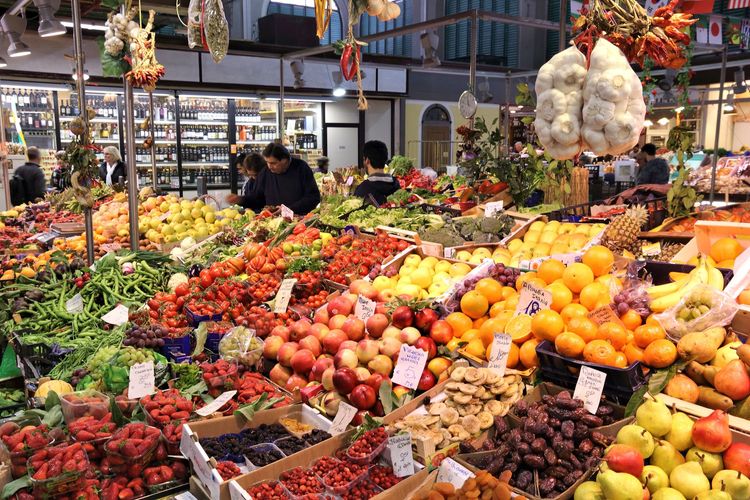 Bancarella di frutta e verdura al mercato centrale di Firenze