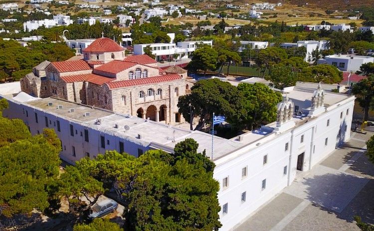 Vue générale sur le monastère de Panagia Ekatontapyliani et sa cathédrale