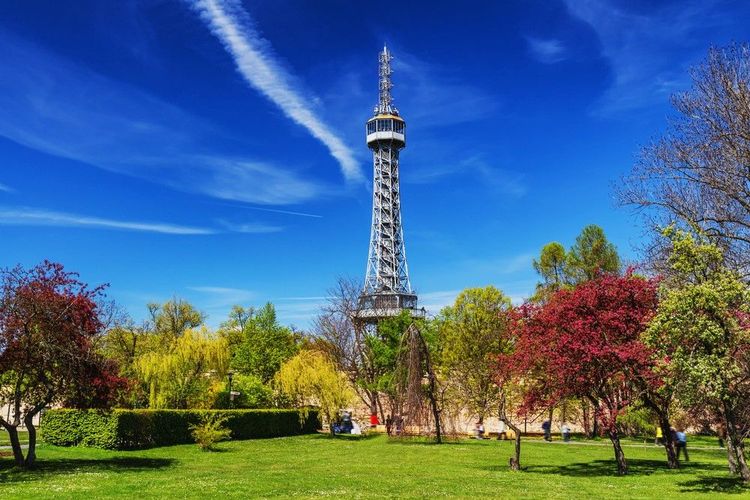 Le Champ de Mars ? Non, la tour de Petřín.