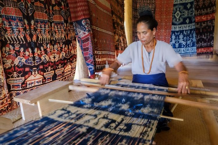 Una tessitrice indonesiana al lavoro sull'isola di Sumba