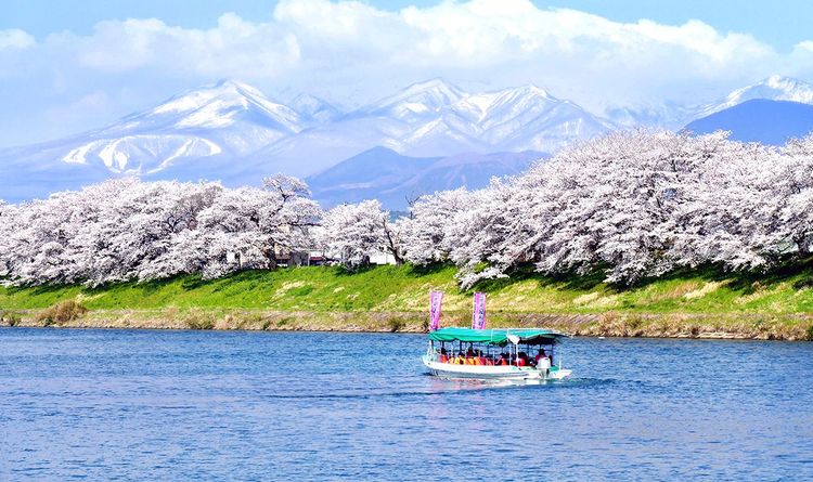 Sulle rive del fiume Shiroishi, prefettura di Miyagi, con il monte Zao sullo sfondo