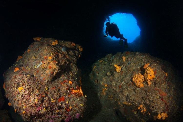 La grotte de Pantieronisi, sur un îlot entre Paros et Antiparos