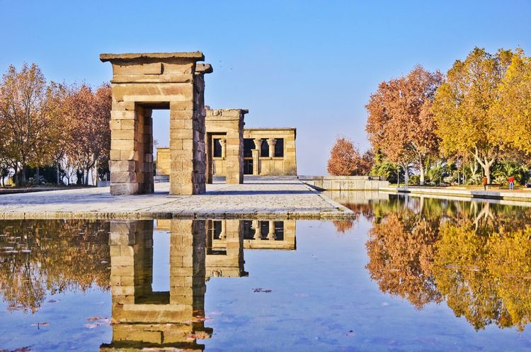 Le temple est entouré de bassins