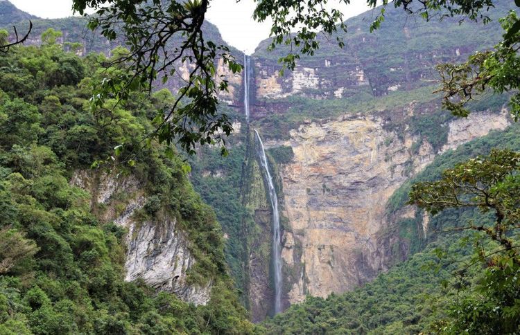 Blick auf den Gocta-Wasserfall vom Pfad aus, Peru