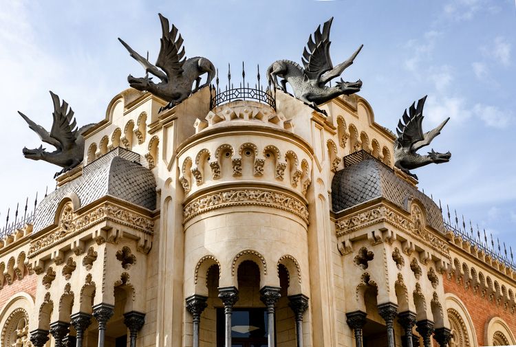 L'angle de la Casa de los Dragones et ses immenses dragons