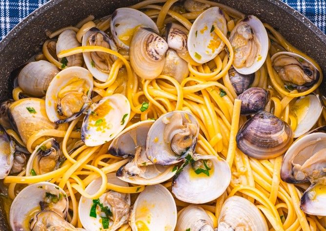 Les œufs de thon séchés servent de condiment, comme ici dans ce plat de spaghettis aux palourdes