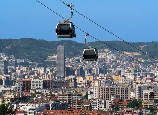 Tirana vu depuis les premières hauteurs du mont Dajti