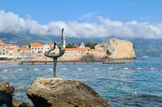 La "Ballerine de Budva" et au fond la citadelle de la ville