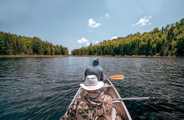 Pêche à la ligne en canoë sur l'un des lacs du parc
