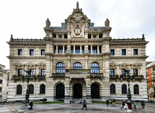 Plongée dans l'éclectisme architectural du Palacio de la Diputación à Bilbao