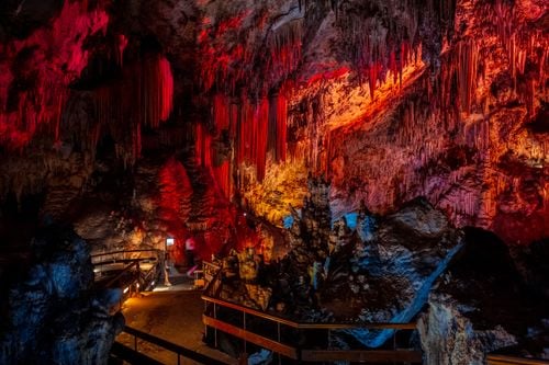 Una boccata d'aria fresca nelle grotte di Nerja, in Spagna