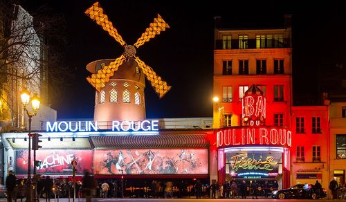 Il famoso Moulin Rouge di Parigi ha perso le sue pale: il crollo è avvenuto stanotte