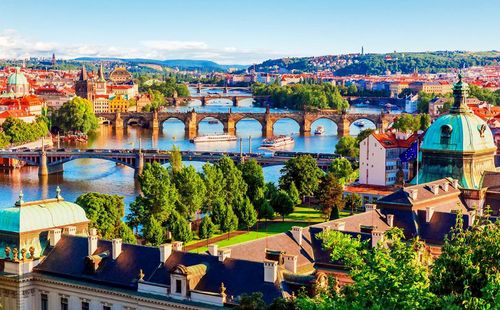 Destination idéale pour un week-end, Prague et ses monuments révèlent bien des secrets !
