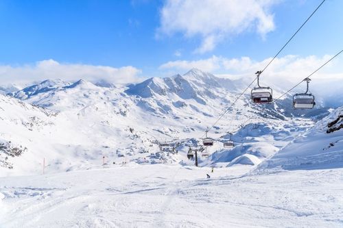 A 2h30 de Marseille, cette station de ski possède la plus longue piste de ski nocturne d'Europe !