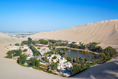 Cette oasis spectaculaire ne se trouve pas dans le désert du Sahara ! Saurez-vous deviner dans quel pays elle se situe ?