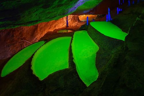 Ibiza: music, light shows... we're not talking about a disco, but a cave!