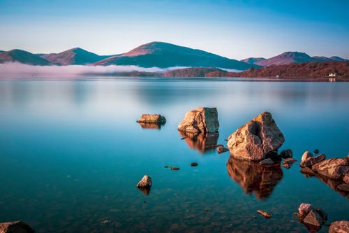 Tout le monde connaît le Loch Ness, mais avez-vous déjà entendu parler de ces 5 lacs écossais ? (Certains abriteraient aussi un monstre...)