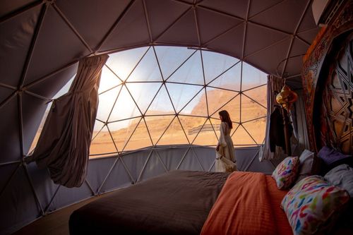 De la nuit à la belle étoile à l'hôtel de luxe en passant par le camp bédoin, dormez dans les plus beaux déserts du monde !